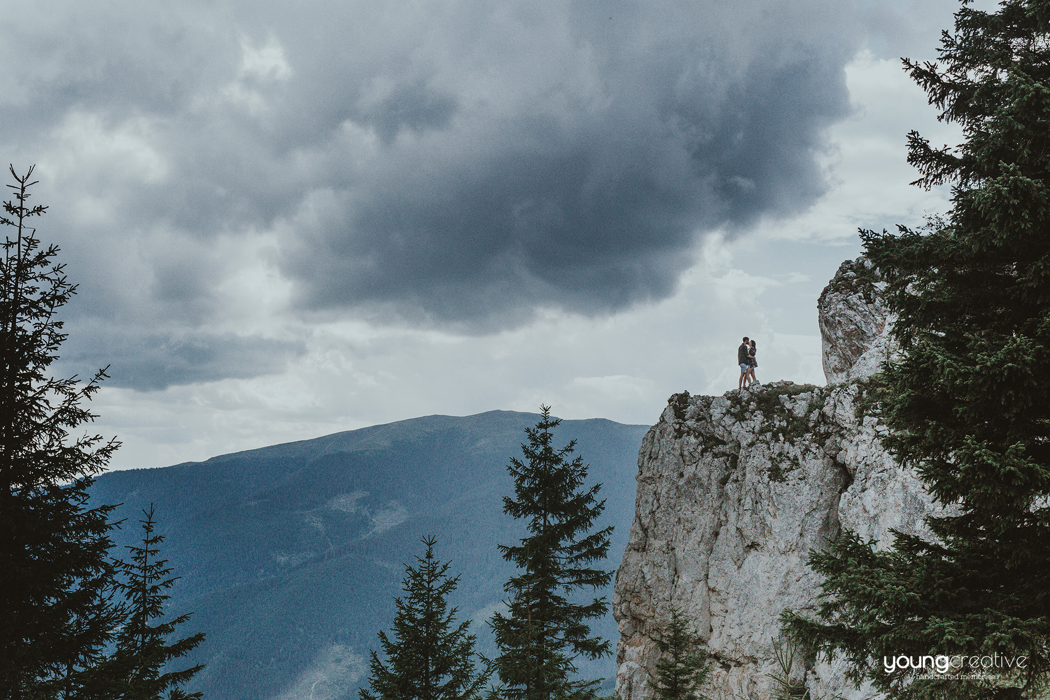Andreea & Mihaita | youngcreative.info media © Dan Filipciuc, Cristina Bejan | save the date Iasi